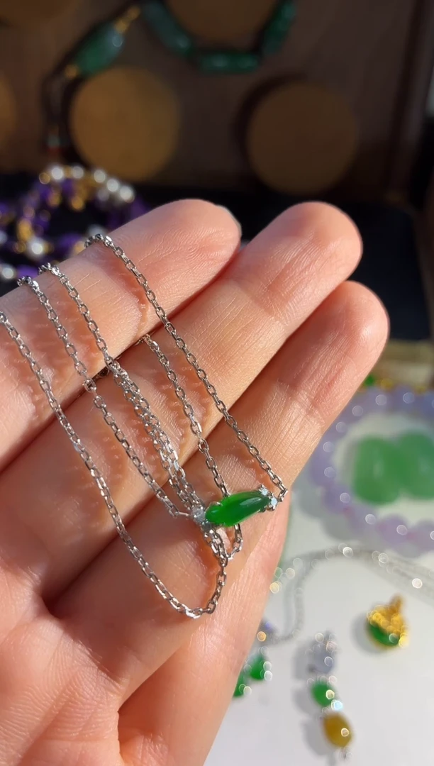 颈饰18K金镶嵌翡翠颈饰