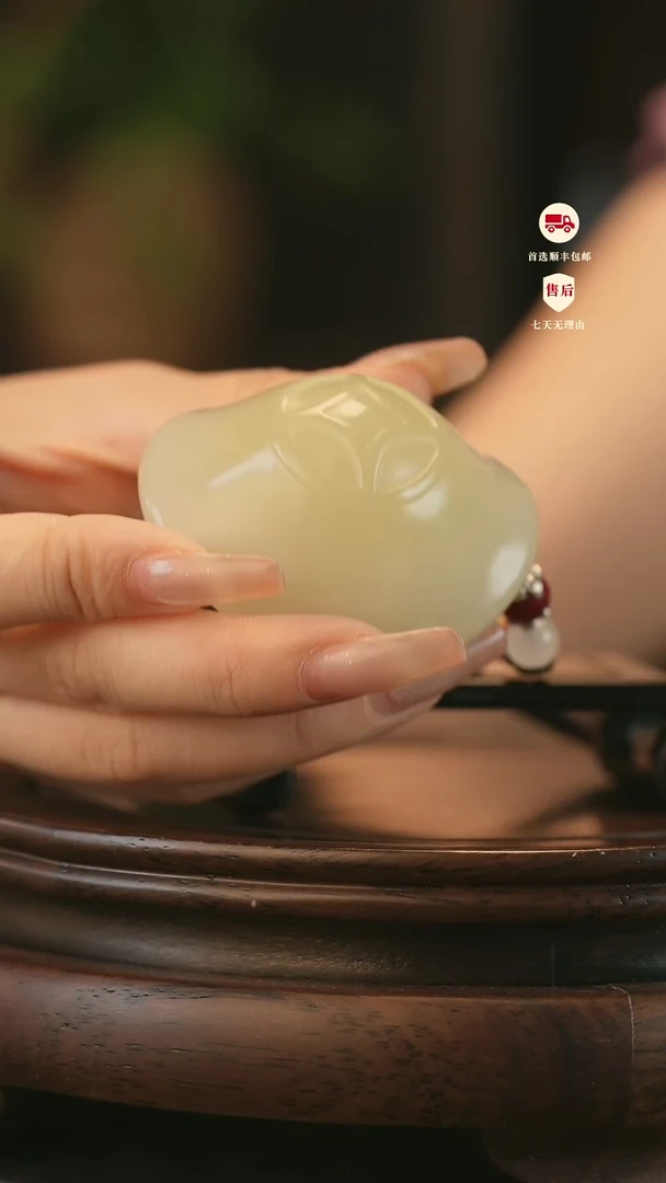 云南石竹叶青雕刻：元宝富甲天下手把件摆件挂件