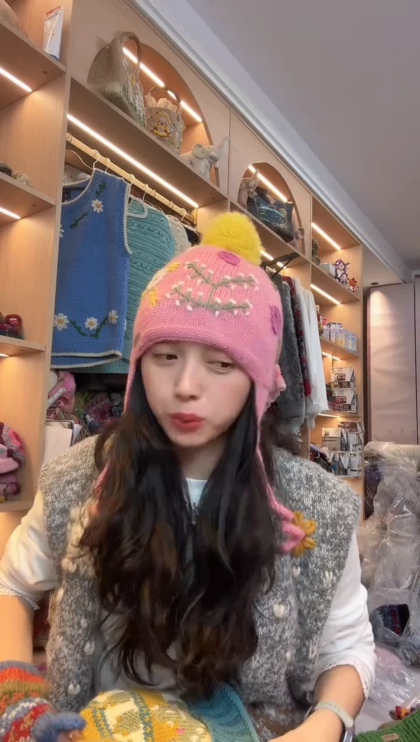 羊毛美利奴粉色刺绣护耳帽