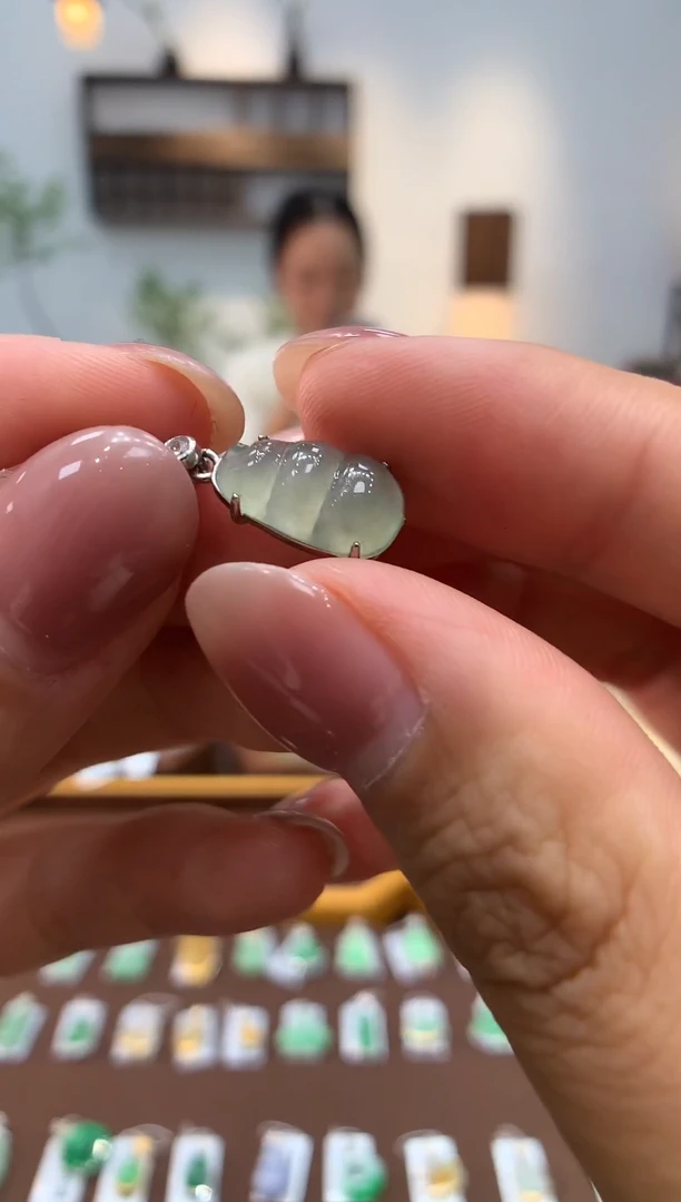 颈饰银S925镶嵌翡翠豆子