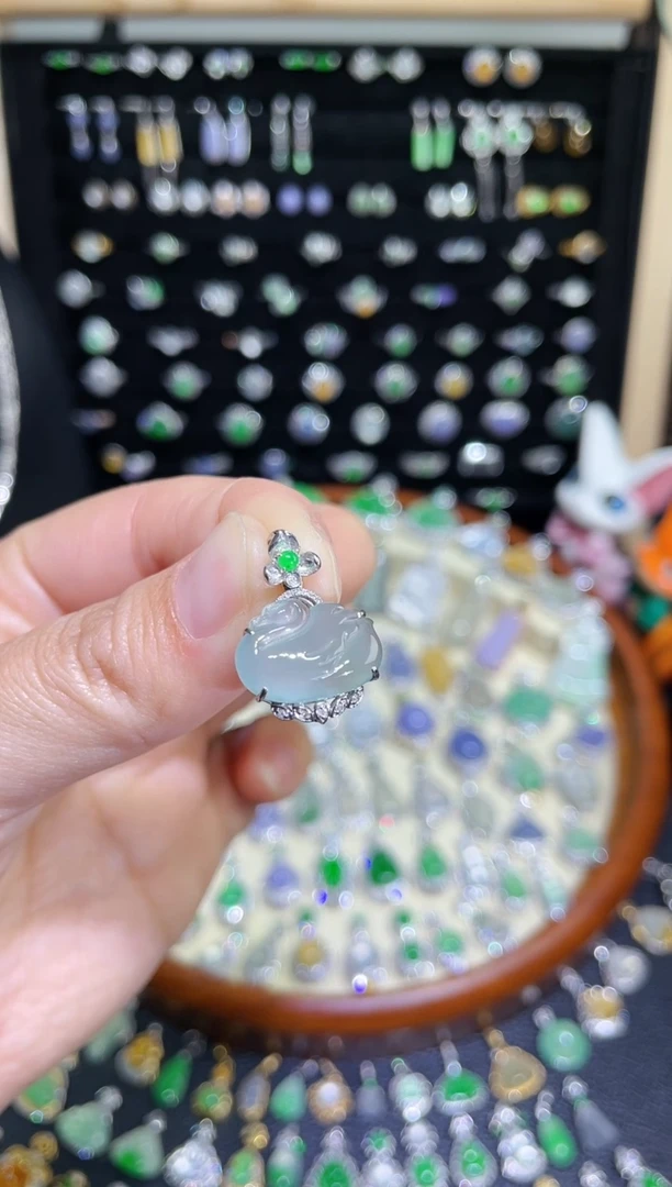 颈饰18K金镶嵌翡翠高冰胶天鹅吊坠