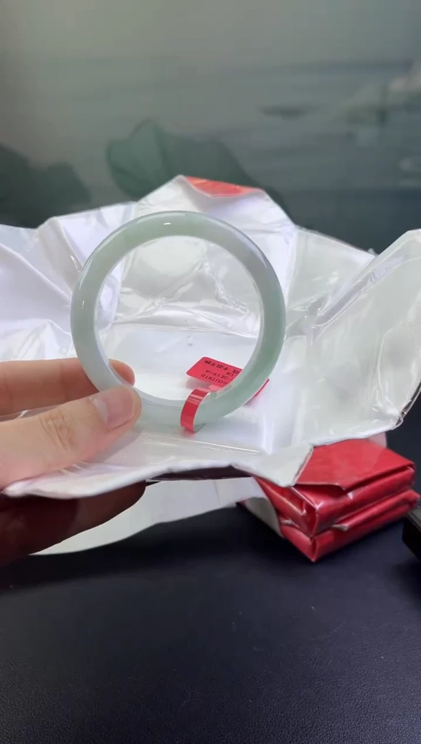 翡翠手镯未镶嵌翡翠手镯