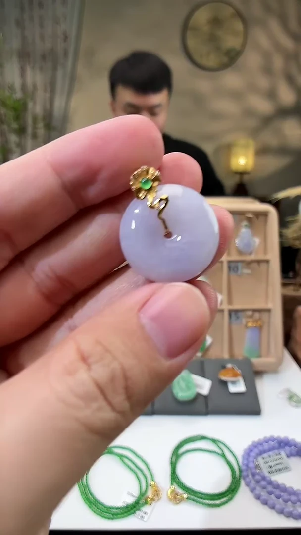 颈饰18K金镶嵌翡翠平安扣