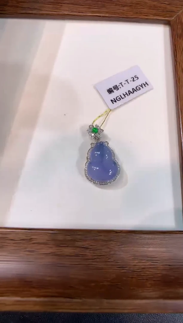 颈饰18K金镶嵌翡翠葫芦