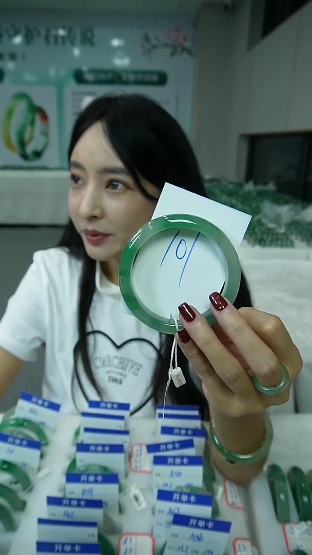 未镶嵌手镯石英质玉（非洲翠）101