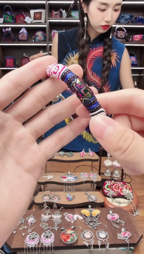 织绣53蒙阿苏苗绣传承店