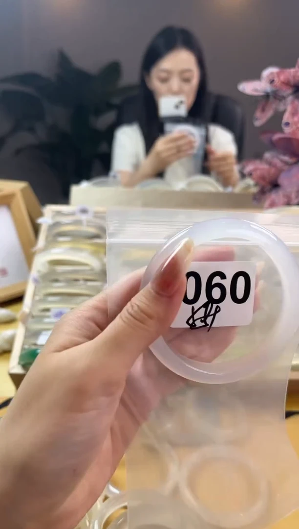 玛瑙/玉髓手镯未镶嵌060微瑕
