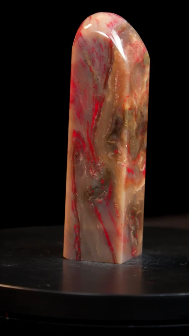 昌化石牛角冻鸡血石