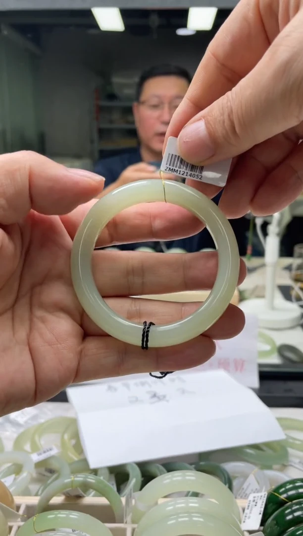 【闪购商品】和田玉手镯未镶嵌编码4052 圈口55-56