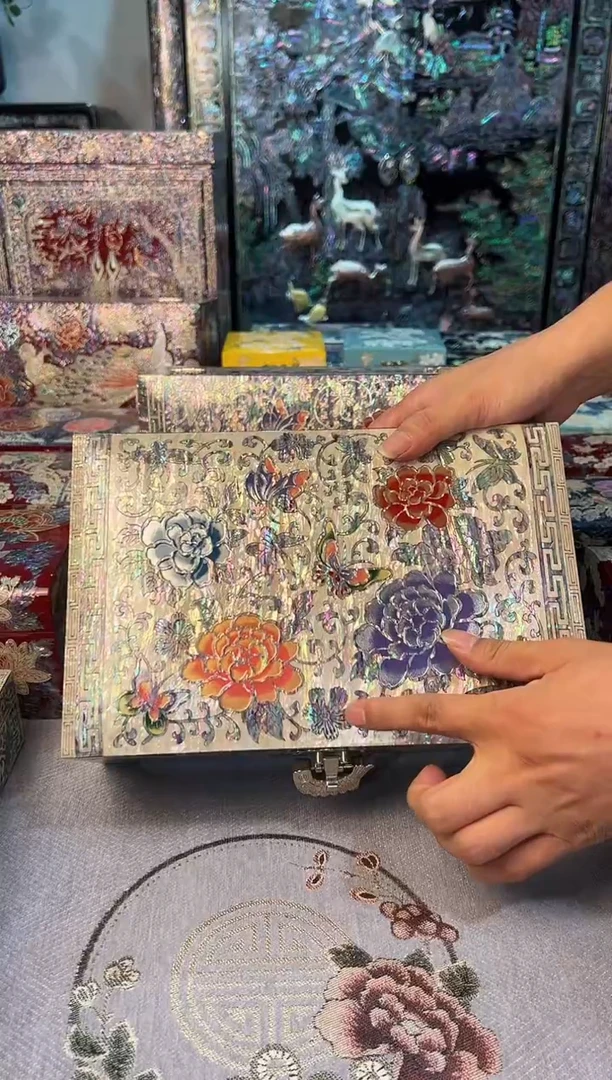 红色白底全满螺·弘贝雅螺钿漆器文化馆