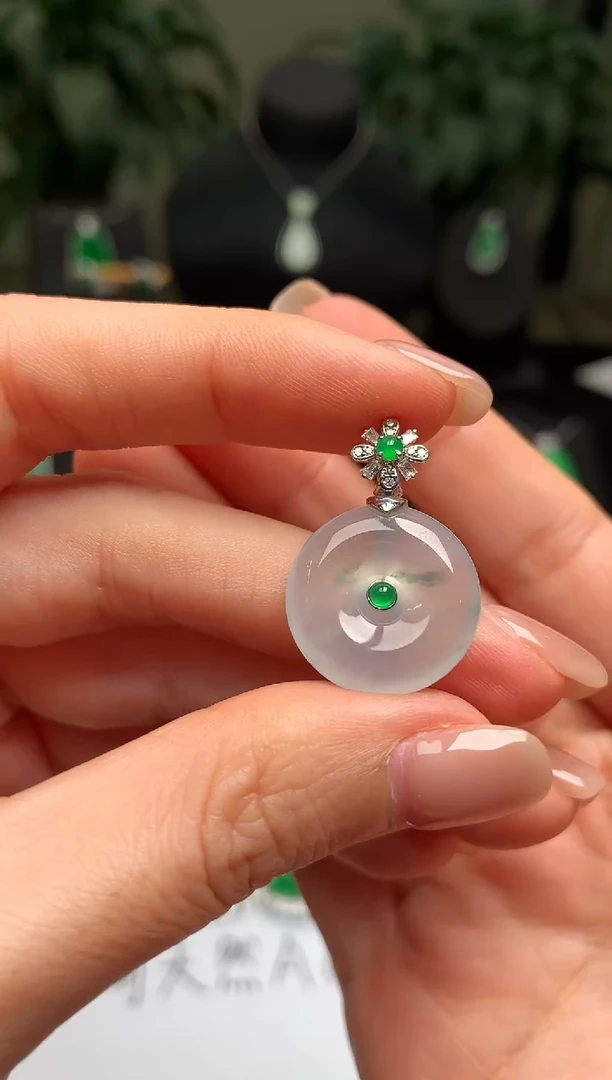 颈饰18K金镶嵌翡翠平安扣