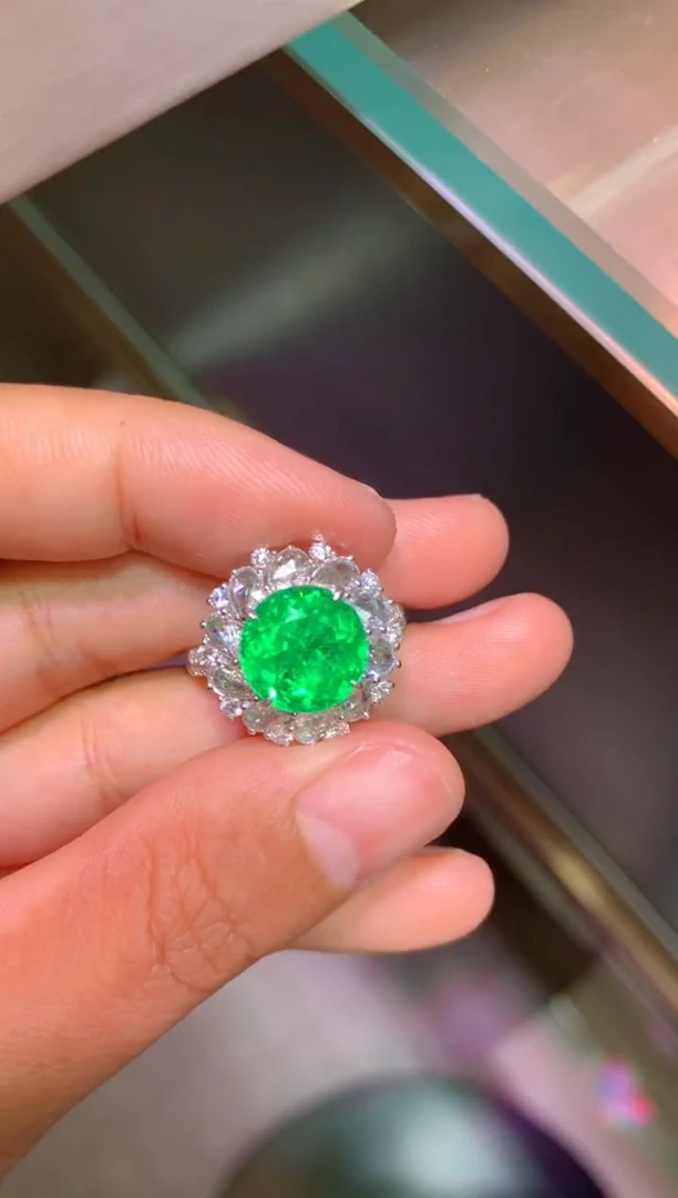 18K金镶嵌戒指祖母绿3.64CT