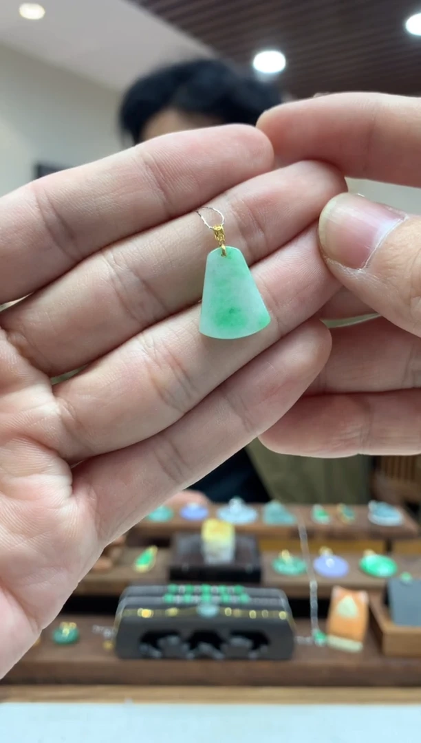 【闪购商品】翡翠吊坠(不含链)18K金镶嵌无事牌