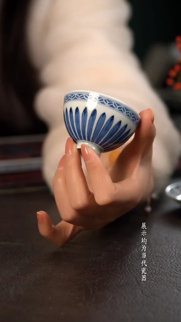 研山琢器青花菊瓣忍冬纹小鸡心杯