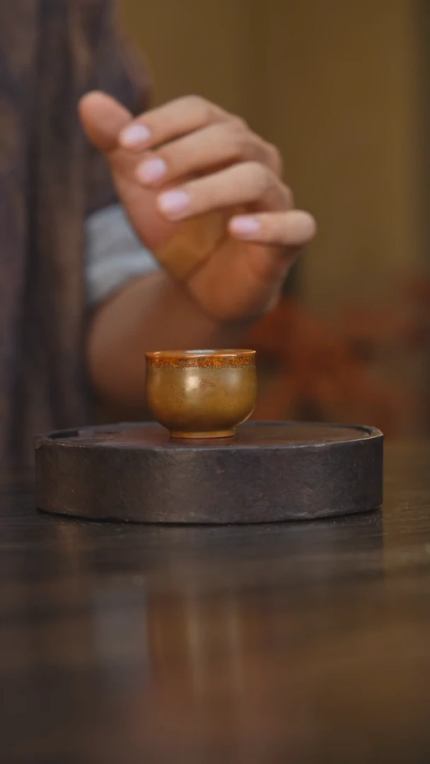 1柴房陶瓷柴烧禅定一口杯，因柴烧特性，每只都略有不同