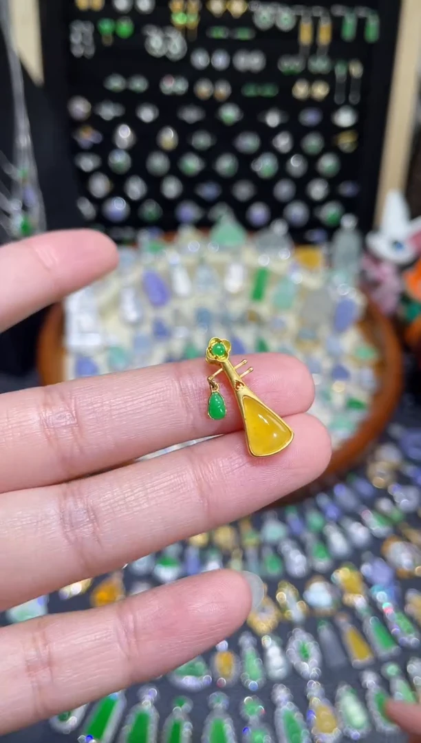 颈饰18K金镶嵌翡翠高冰胶黄琵琶吊坠