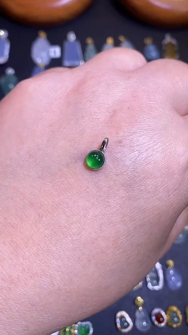 【闪购商品】翡翠吊坠(不含链)18K金镶嵌1