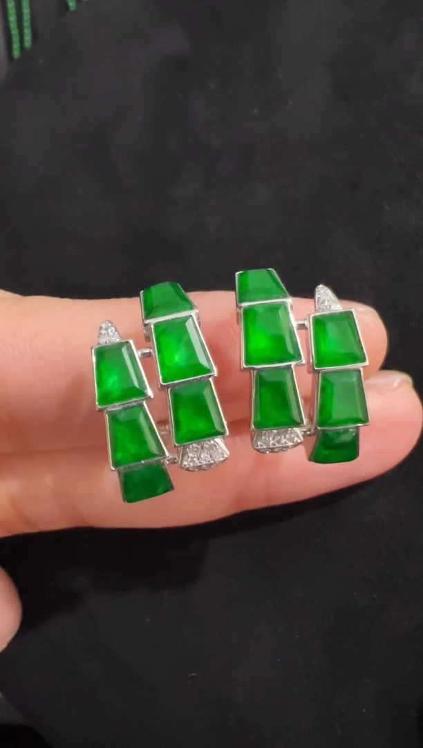 18K金镶嵌翡翠耳饰高冰辣阳绿设计款耳包