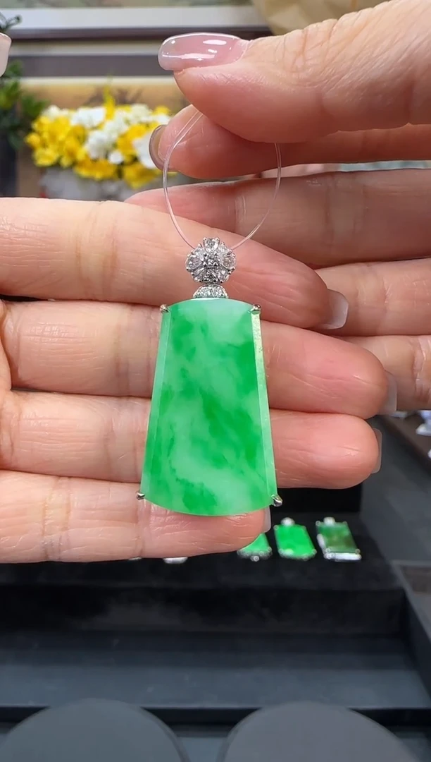 颈饰18K金镶嵌翡翠无事牌