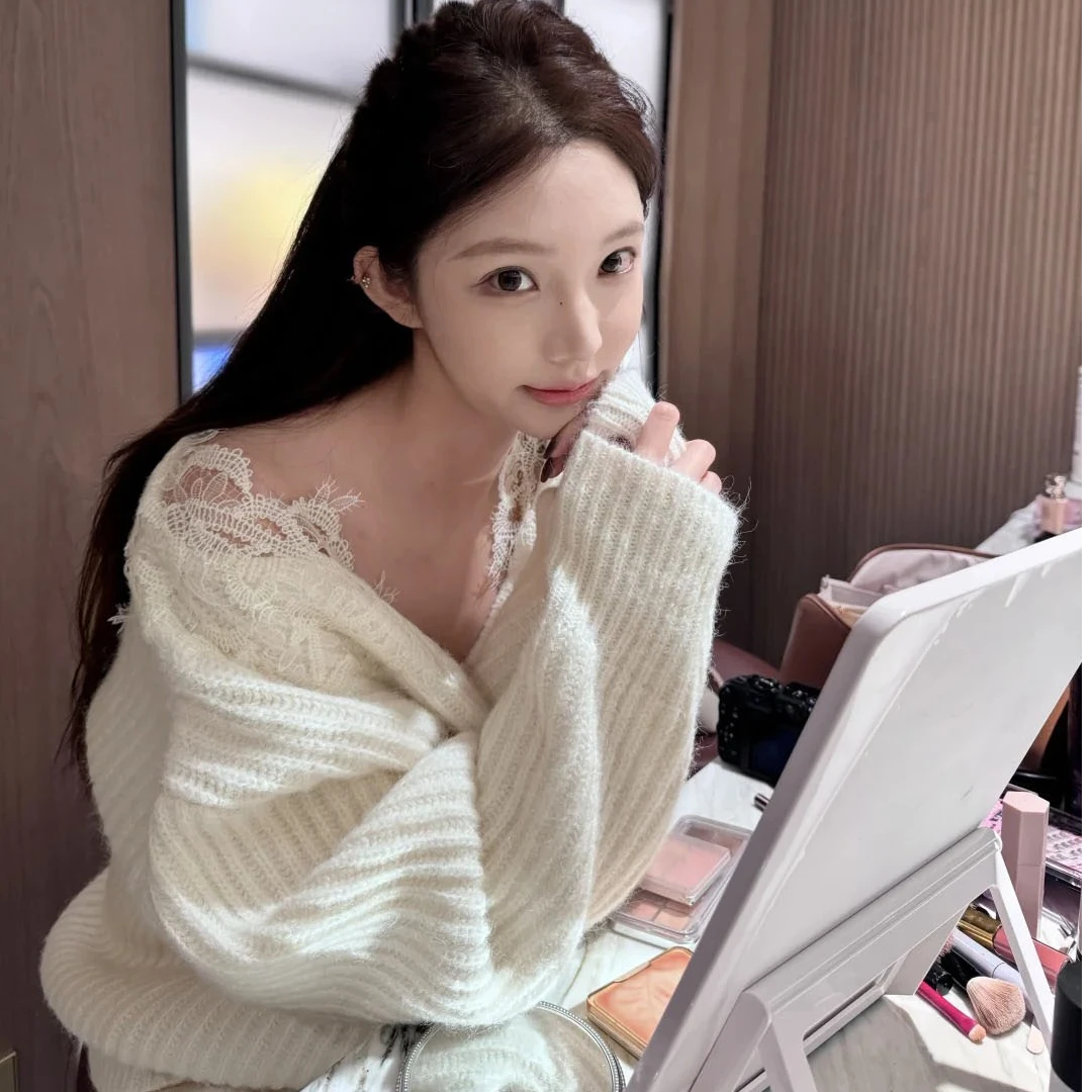 法式蕾丝拼接一字肩长袖针织衫女秋冬软糯毛衣慵懒风宽松露肩上衣