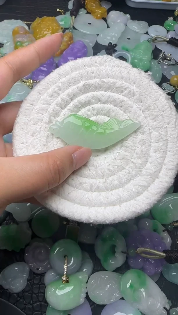 颈饰未镶嵌翡翠缅甸翡翠吊坠