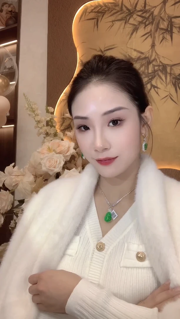 【闪购商品】翡翠吊坠(不含链)18K金镶嵌A70翡翠