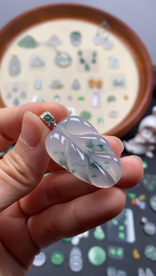 颈饰18K金镶嵌翡翠冰飘花大叶子/芬