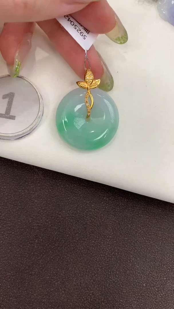 颈饰18K金镶嵌翡翠天然缅甸a货翡翠
