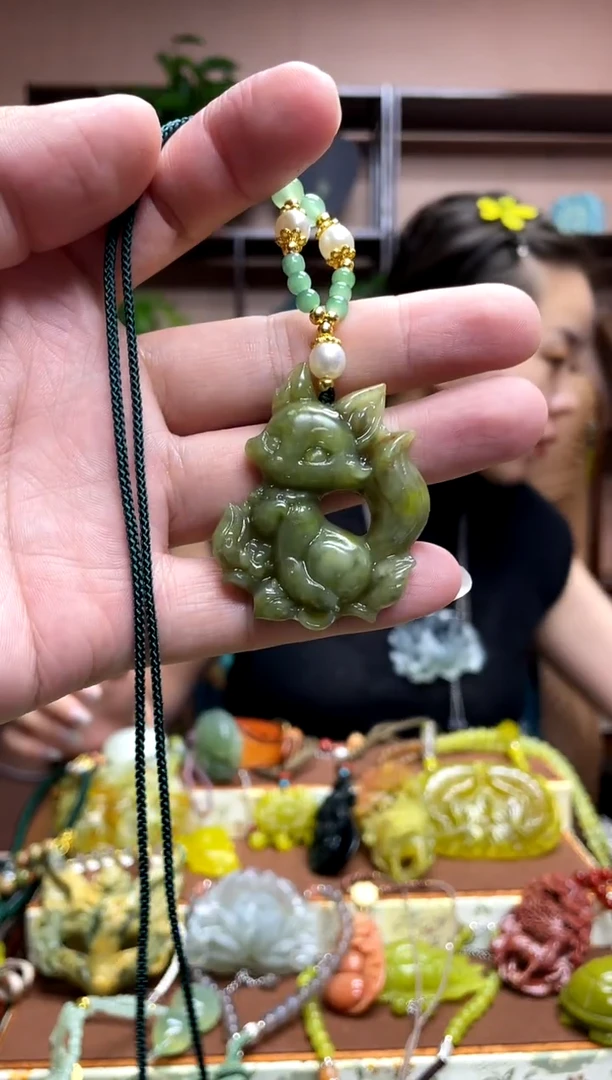 未镶嵌岫玉吊坠`