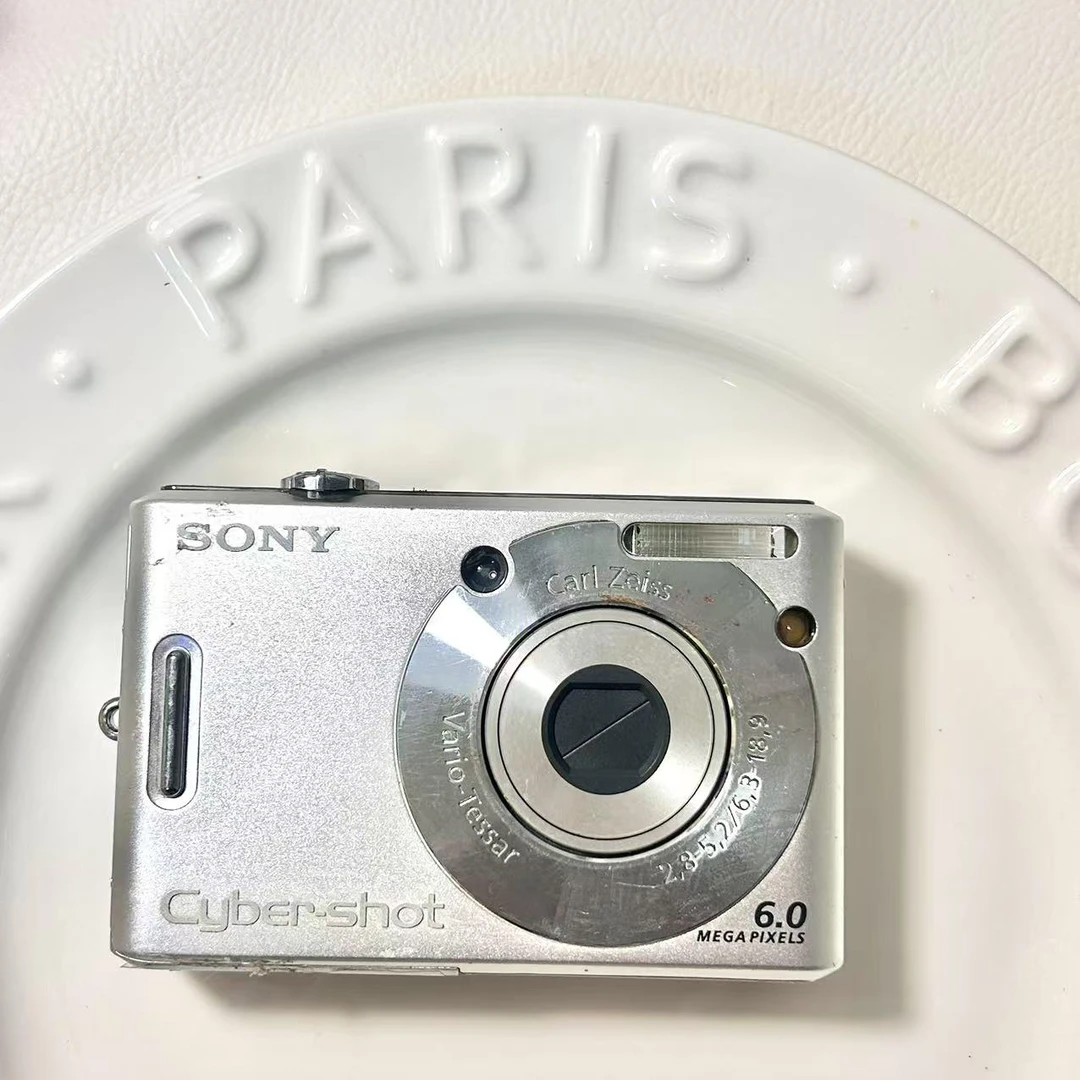 9新 Sony/索尼 w30 热门银色 600w像素3倍变焦 冷白皮清晰ccd相机