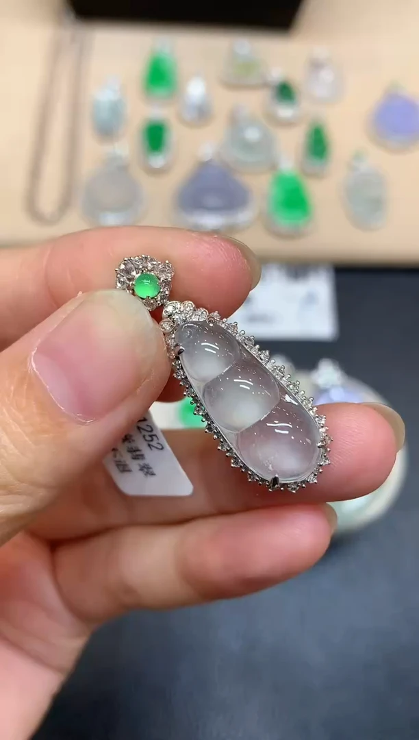 颈饰18K金镶嵌翡翠福豆【无服务费