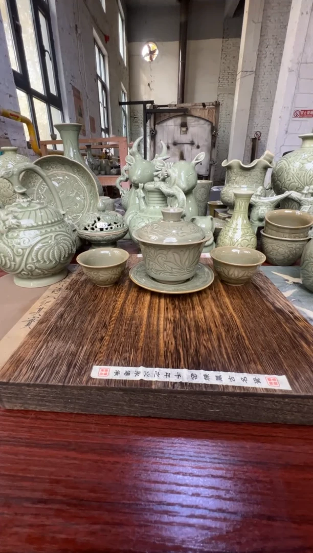 微瑕耀州窑莲纹三才盖碗+莲纹小杯2