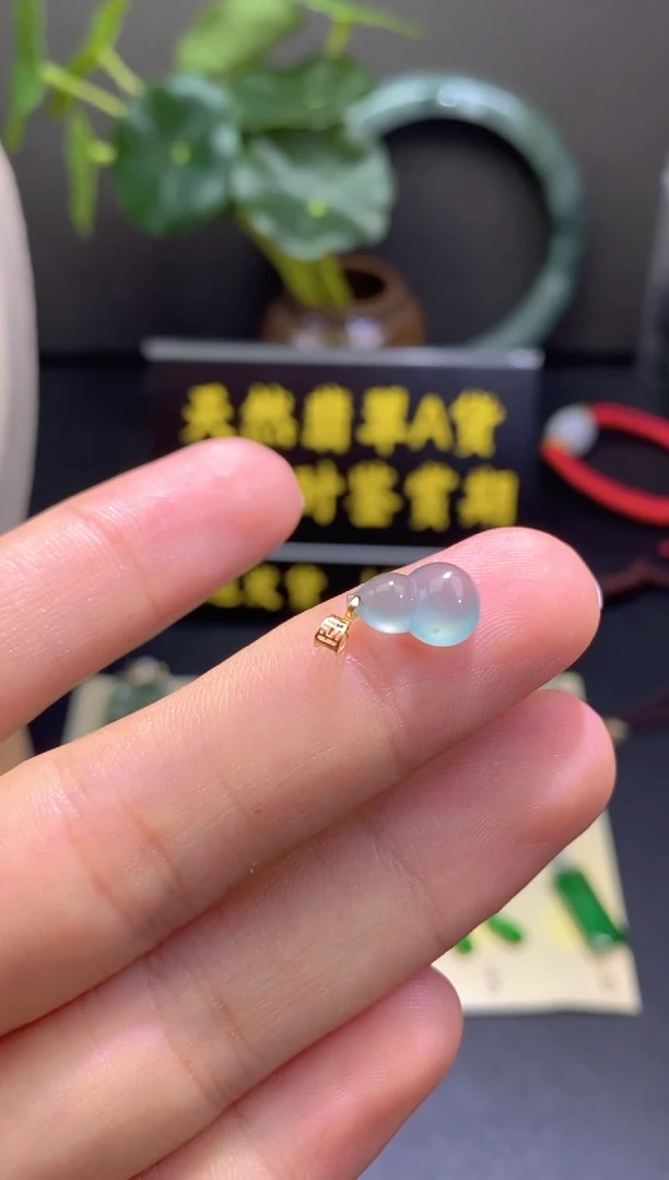 翡翠18K金镶嵌颈饰翡翠吊坠