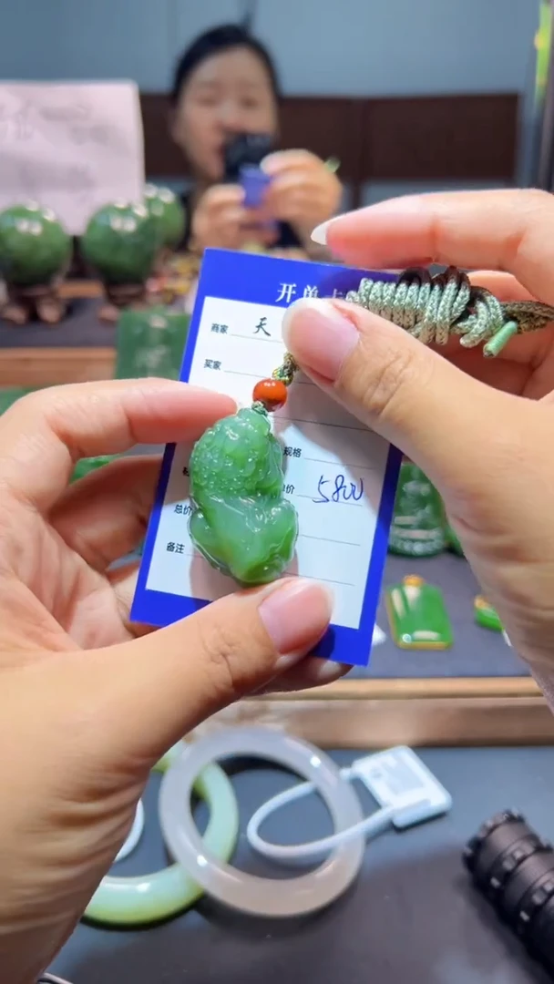 颈饰未镶嵌和田玉（碧玉）1