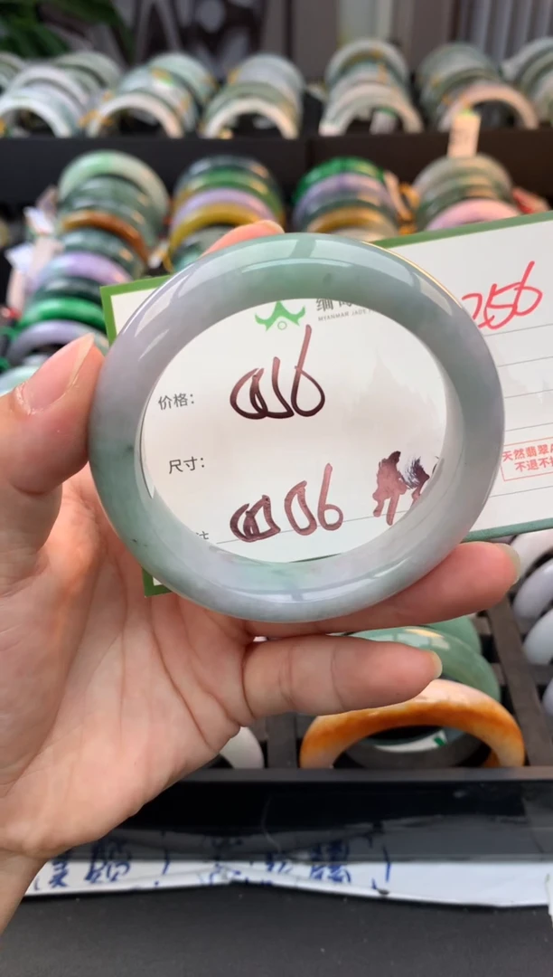 未镶嵌定制翡翠毛货需精细抛光+多人