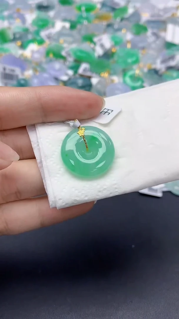 翡翠18K金镶嵌颈饰天然缅甸a货翡翠