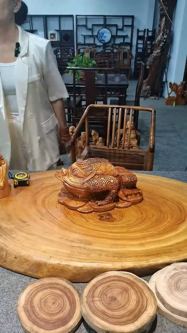 木边**看金蟾，香樟木