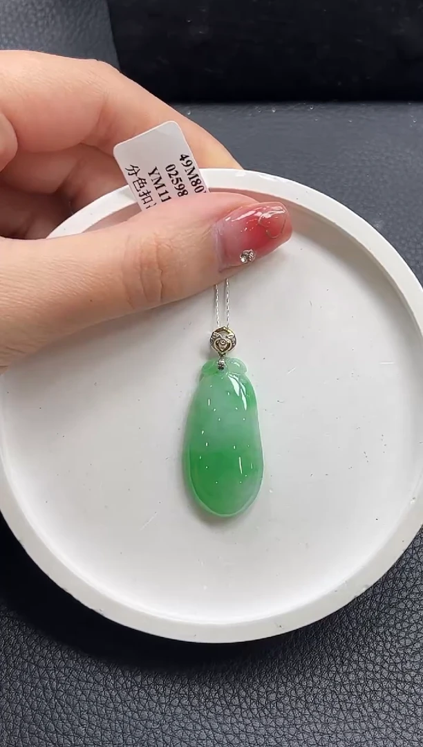 【闪购商品】翡翠颈饰18K金镶嵌福瓜