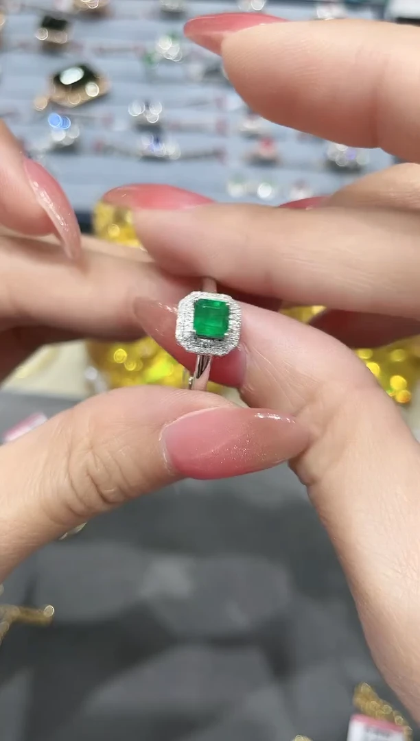 戒指18K金镶嵌祖母绿戒指