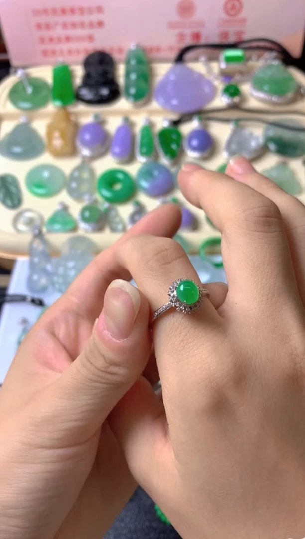 吊坠(不含链)18K金镶嵌翡翠时***?戒指