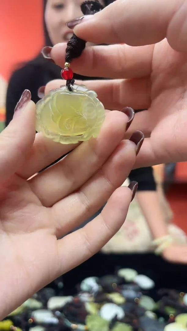 未镶嵌岫玉吊坠.