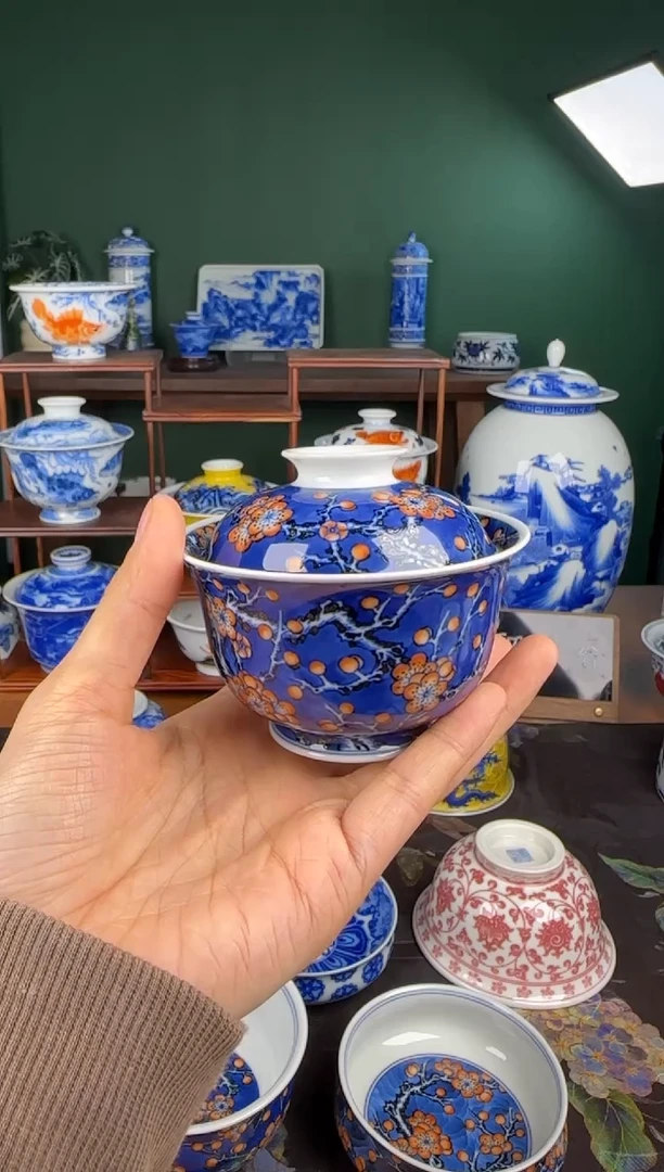 杯水造。 青花加彩冰梅。   盖碗