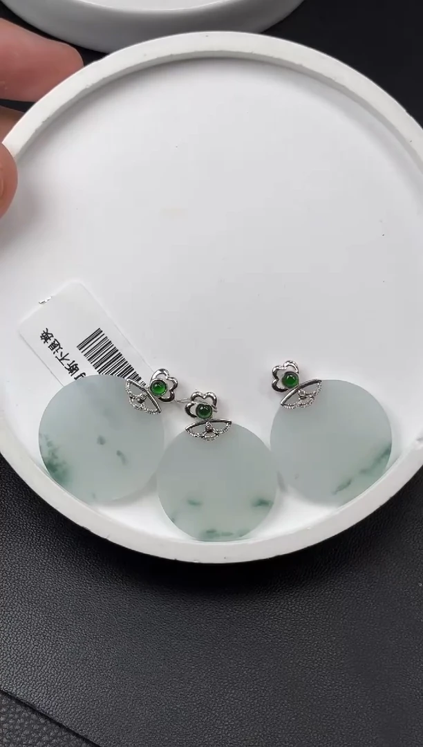 颈饰18K金镶嵌翡翠无事牌多样性发一件