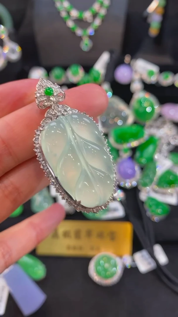 【闪购商品】翡翠颈饰未镶嵌叶子