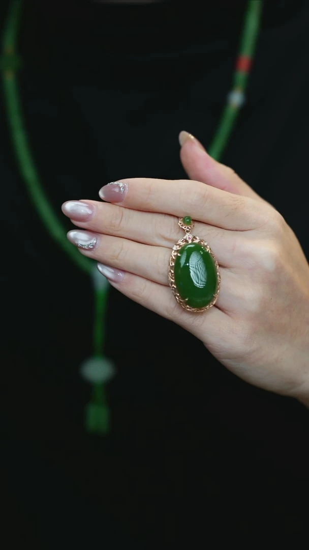 吊坠(不含链)18K金镶嵌和田玉C58-165 鸽子蛋