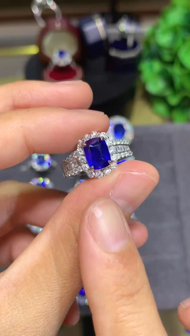 戒指蓝宝石18K金镶嵌1.9CT
