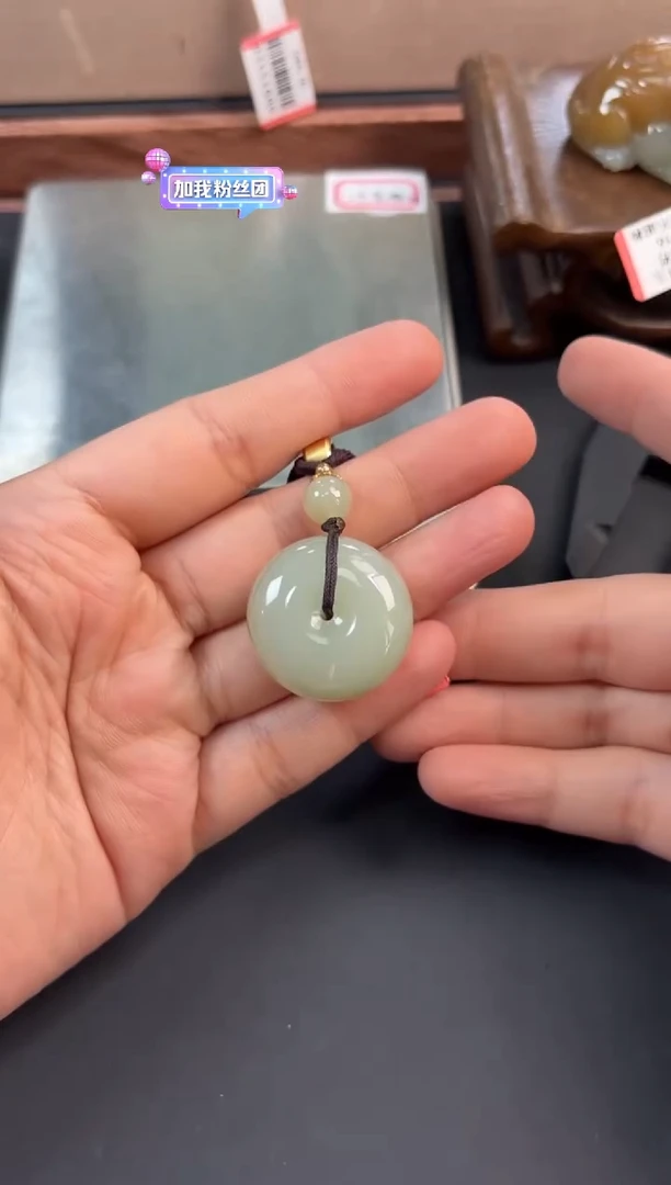 和田玉未镶嵌吊坠(赠链)且末微色差近矿平安扣