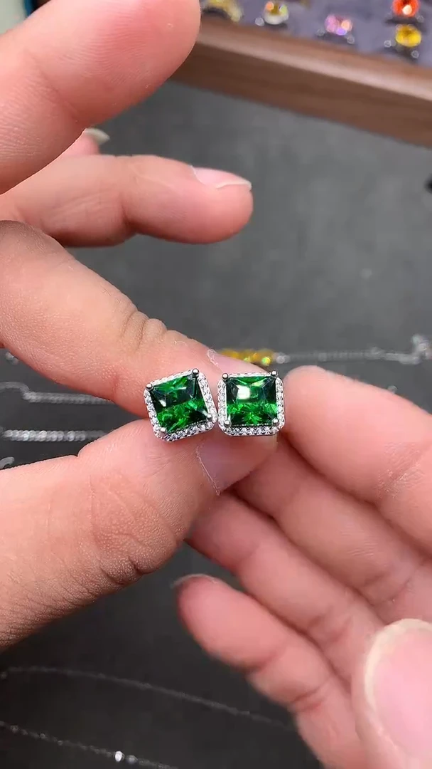 【闪购商品】透辉石耳饰银S925镶嵌........