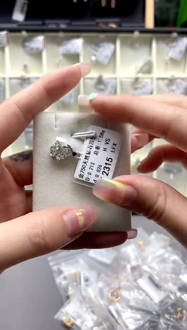 【闪购商品】钻石颈饰18K金镶嵌时尚款标签损坏不退不换