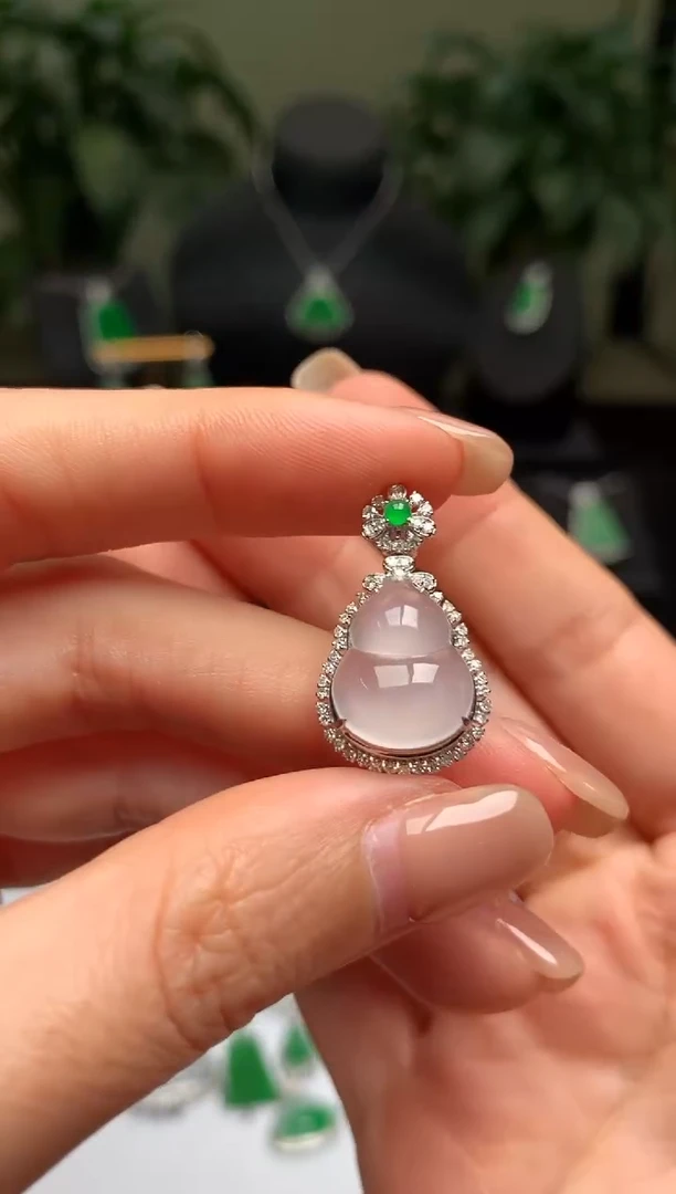 颈饰18K金镶嵌翡翠葫芦